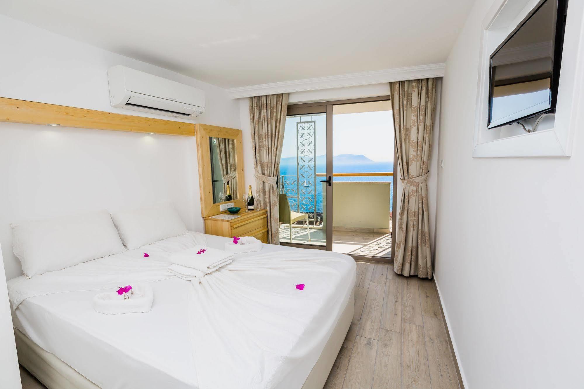 Defne Hotel Каш Екстериор снимка